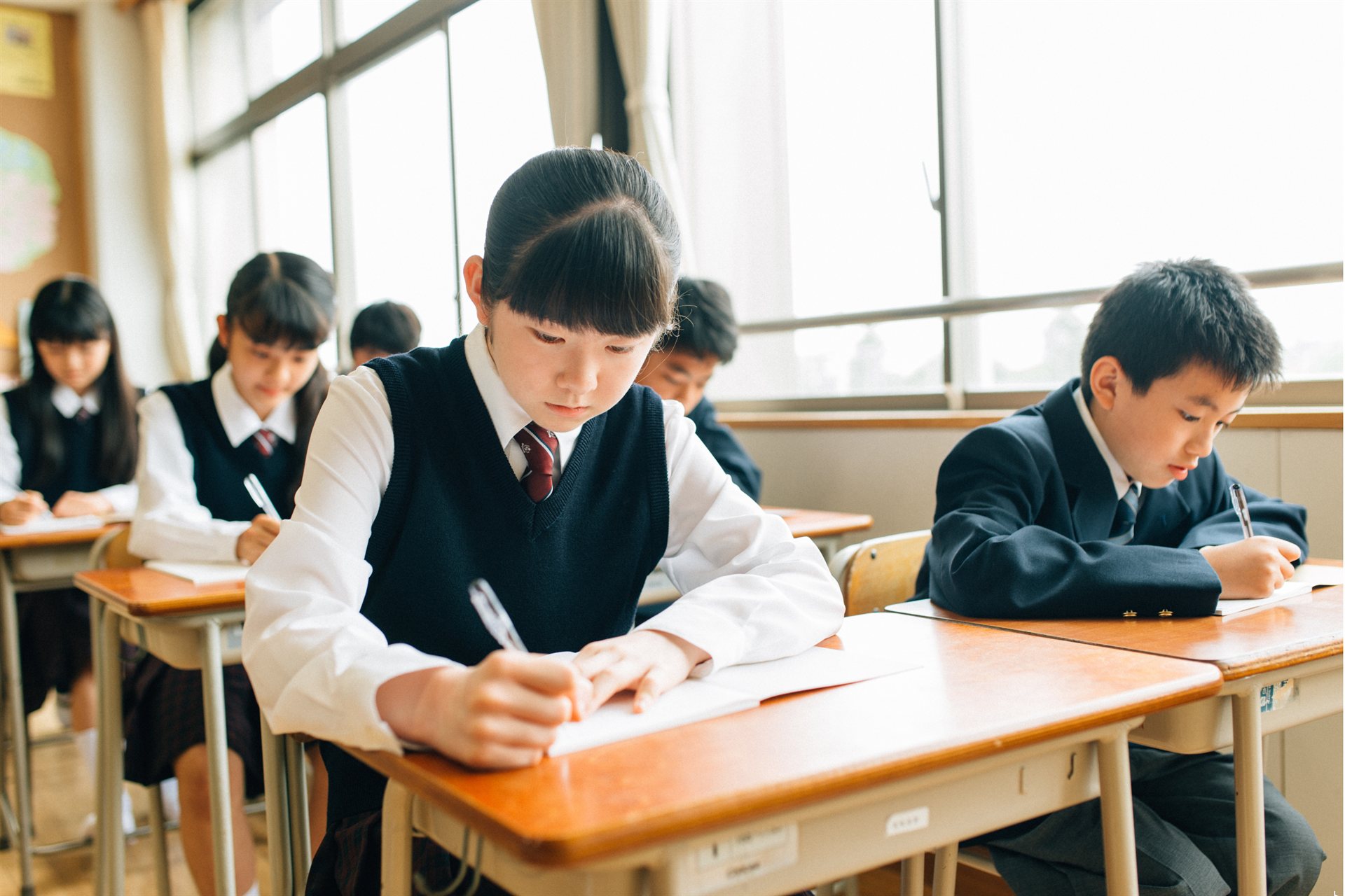 教室で集中して学習する小学生たち